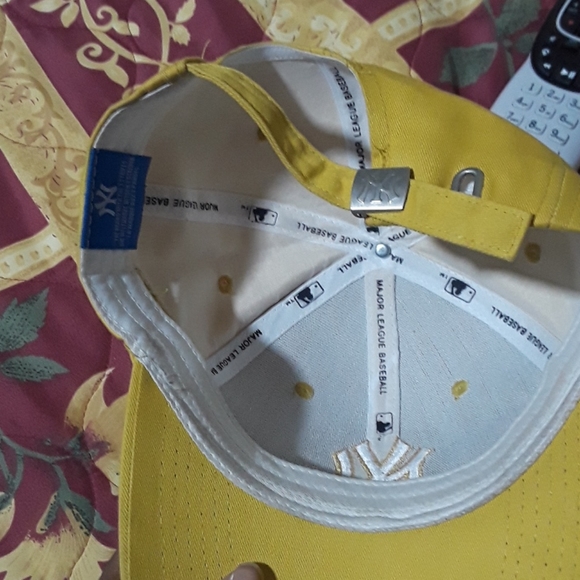 Yellow NY cap - Picture 3 of 3